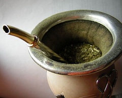 Измельченные листья падуба для приготовления чая мате