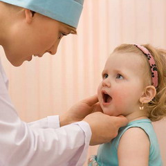 Герпетический стоматит у детей проявляется ощущением жжения во рту