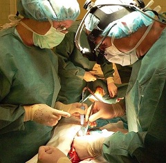 Хирургическая операция - единственный метод лечения недостаточности митрального клапана