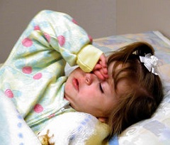 Нарушения в работе нервной системы - одна из причин беспокойного сна у ребенка
