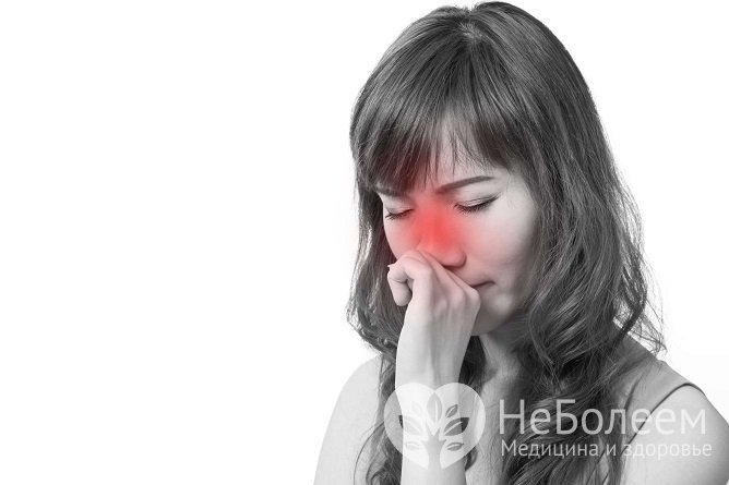 Когда аденома гипофиза распространяется на решетчатый лабиринт или клиновидную пазуху, у больного появляется заложенность носа