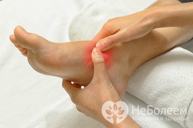 Первыми симптомами артроза голеностопного сустава являются усталость ног и умеренная боль в области голеностопа