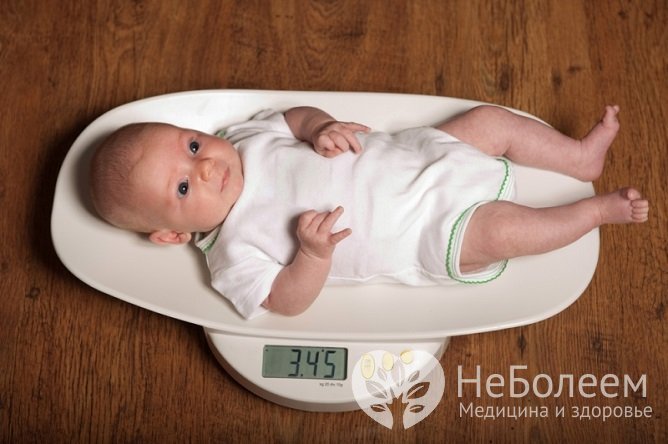 При гипогалактии малыш не набирает вес, и даже худеет