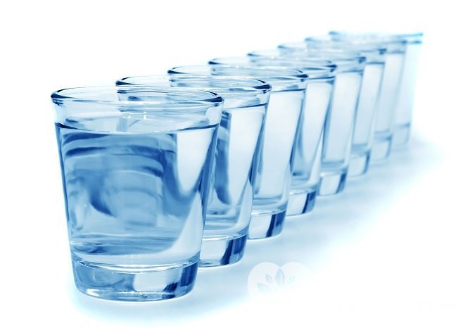 При тромбофлебите важно пить не менее 2 литров воды в сутки, чтобы избежать сгущения крови