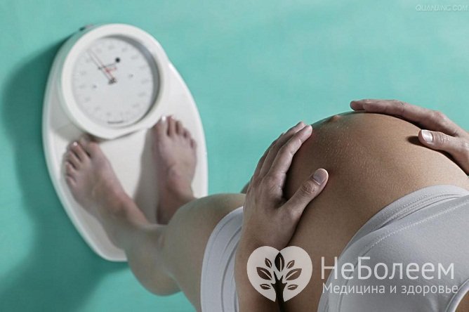 При подозрении на водянку у беременных важно контролировать вес женщины