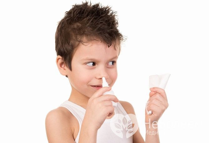 Промывать нос можно солевым раствором или отварами лекарственных трав