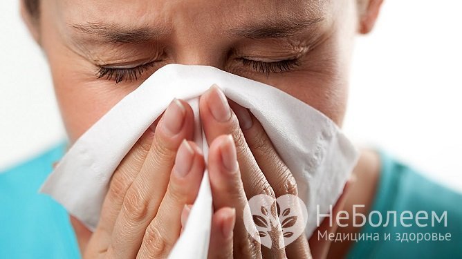 Аллергический кашель сопровождается слезотечением, выделениями из носа, чиханием