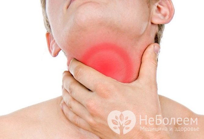 Заболевание характеризуется сухостью и жжением в области гортани, изменением голоса и кашлем