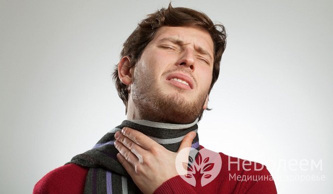 К основным симптомам гнойной ангины относится острое начало болезни и выраженная боль в горле
