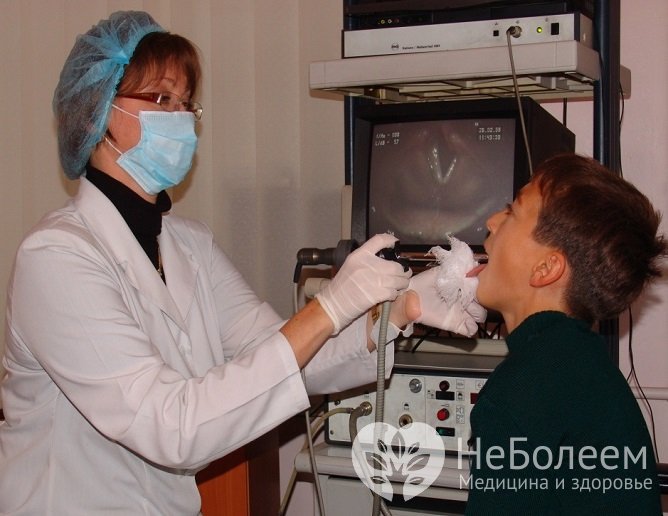При необходимости назначается видеоэндостробоскопическое исследование гортани при помощи жесткого эндоскопа
