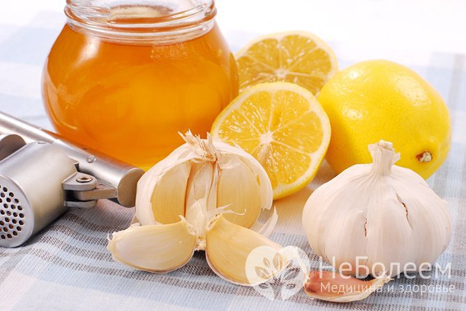 Мед с лимоном и чесноком способствует очищению сосудов, повышению их эластичности