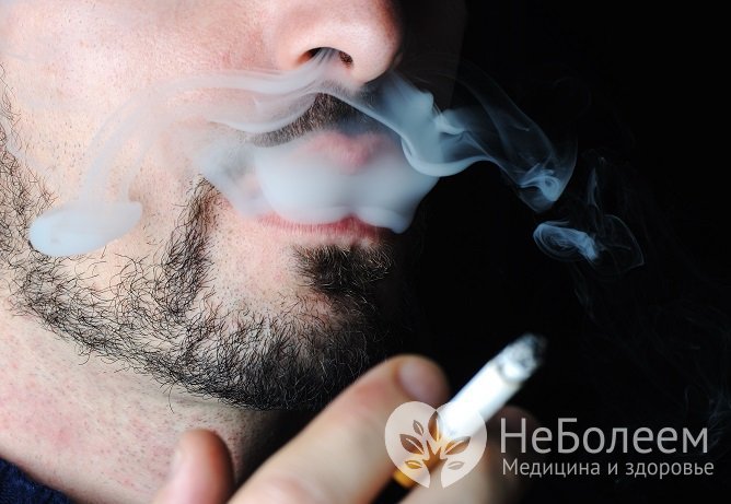 Курение негативно сказывается на сосудах, в том числе и на сосудах прямой кишки, увеличивая риск развития геморроя