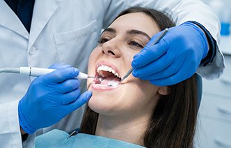 Профессиональная чистка зубов помогает сохранить эмаль и предотвратить серьезные проблемы