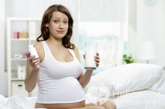 Не все лекарственные средства можно применять при беременности, лучше предпочесть безопасные средства для устранения изжоги, например, теплое молоко
