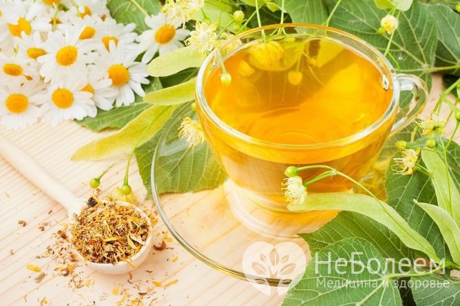 Чай из цветков липы и ромашки может помочь смягчить некоторые симптомы климакса