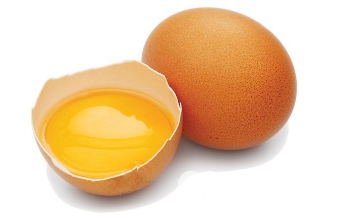 При ушибах эффективно применение куриных яиц